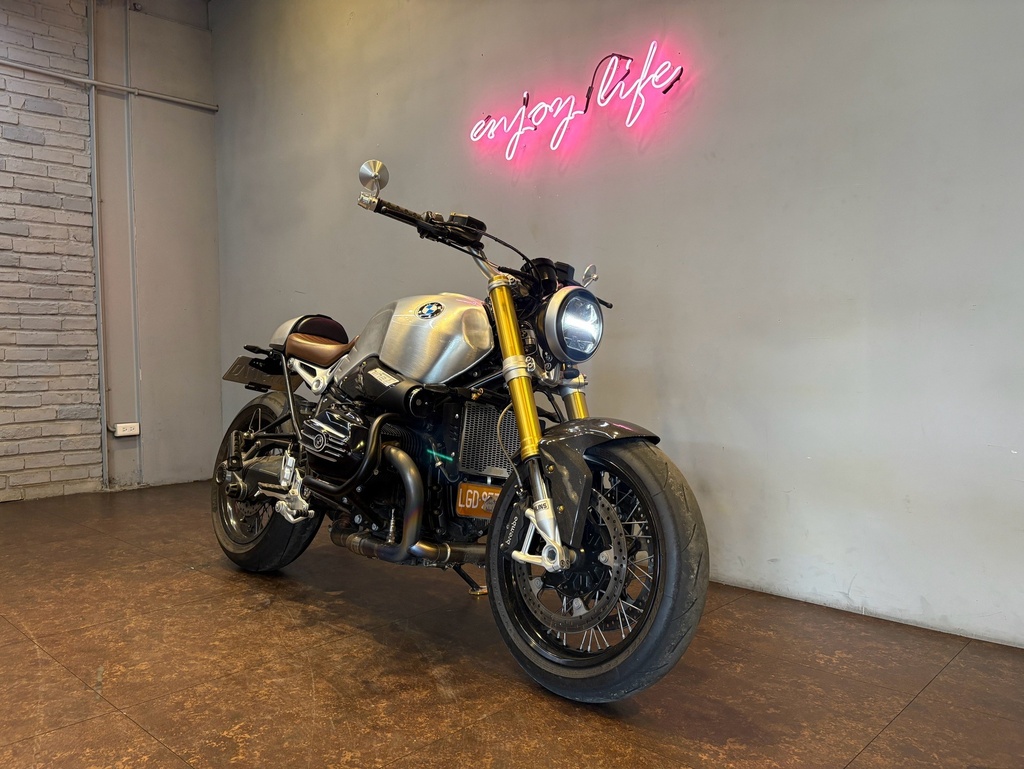 BMW R9T