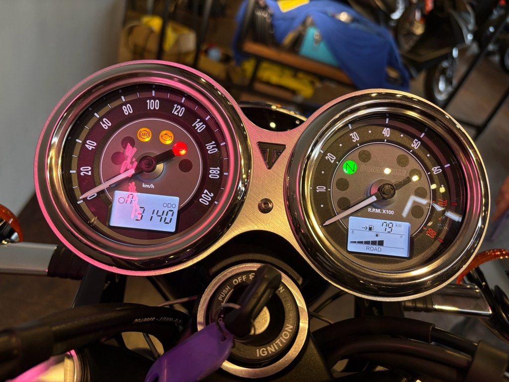 Triumph Bonneville T120 Gold Line 總代理
